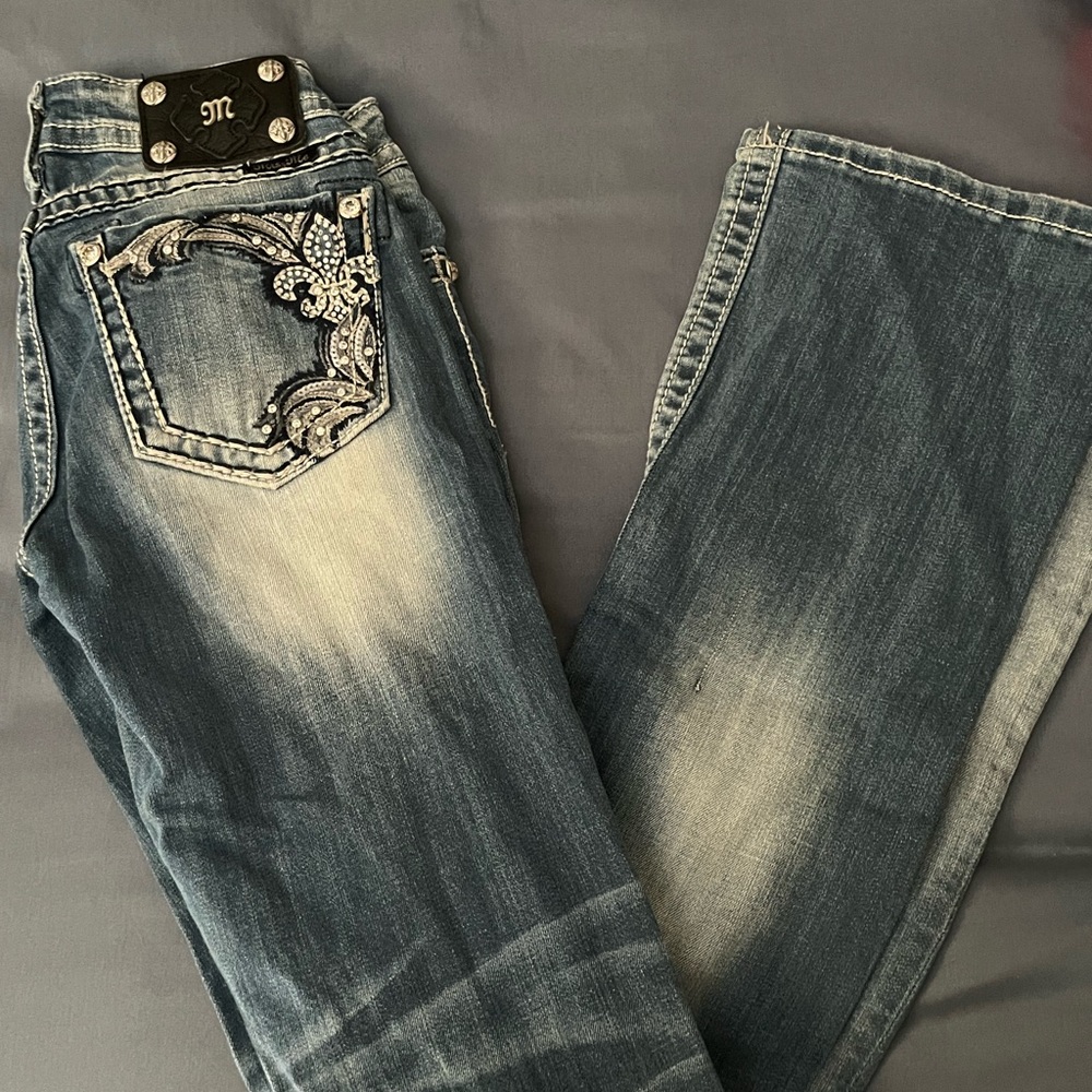 miss me boot cut jeans. Nwot size 26. 33 inch inseam. Medium to light wash jeans